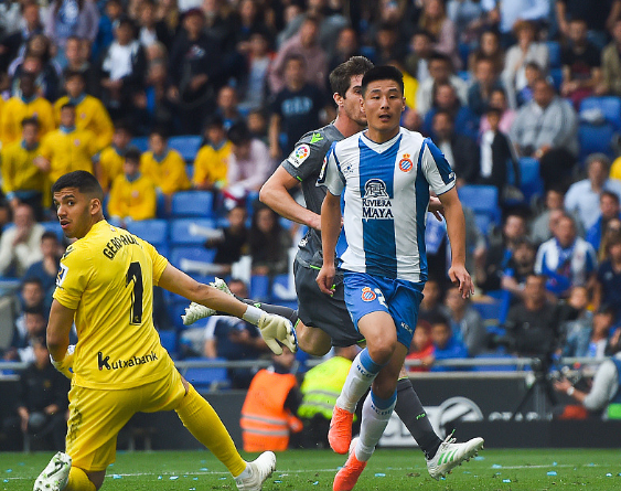 包含今晨欧联传出新动向，辽宁本钢官宣签约，管理层表态：悬念犹存，赛季目标并未改变的词条